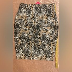 Snaking around Pencil Mini Skirt Sz Large NWT